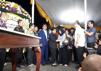 Tangis Pilu Istri Iringi Kedatangan Jenazah Sutopo Purwo di Rumah Duka