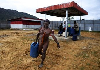 Sulitnya Distribusi BBM di Papua, Foto-foto ini Beri Kisahnya
