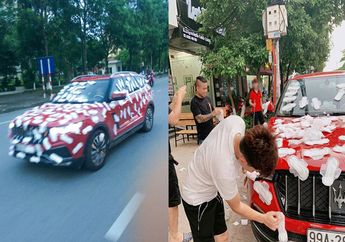 Asyik Minum di Kedai Bubble Tea, Mobil Mewah Ini Malah Ditempeli Pembalut! Ternyata Ini Alasannya