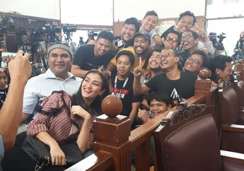Ibunya Terjerat Kaus Penyebar Luasan Berita Bohong, Atiqah Hasiholan Kini Tersenyum Bahagia Sambut Kebebasan Ratna Sarumpaet