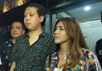 Dengar Kabar dari Tetangga Anak dan Mantunya Masuk Bui, Ayah Rey Utami: Saya Pikir Ini Cuma Cerita Aja