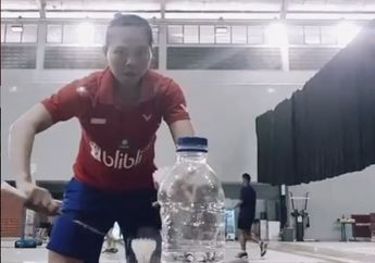 Bukan Pake Kaki, Greysia Polii Lakukan Bottle Cap Challenge Pakai Shuttlecock