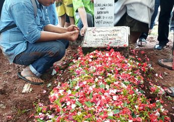 Bikin Nangis, Tak Satu Pun Seleb yang Hadir di Pemakaman Artis Senior Ini, Jenazahnya Justru Diantar Sejumlah Lelaki Berpakaian Seragam