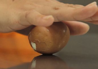 Cara Mudah Mengupas Telur Rebus, Hasilnya Mulus dan Tidak Gompal