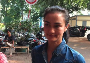 Atiqah Hasiholan Boyong Keluarga ke Rutan Untuk Rayakan Ulang Tahun Ratna Sarumpaet