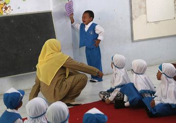 Foto-foto Unik dari Generasi Masa Depan Indonesia Saat Hari Pertama Sekolah. Ada Tangis dalam Kelas!