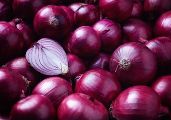 Coba Oleskan Bawang Merah ke Leher Sebelum Tidur dan Rasakan Khasiat Ini di Pagi Harinya!