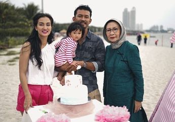 Atiqah Hasiholan Tinggal Hunian Mewah dengan Meja Makan Tak Biasa, Kontras dengan Rumah Ibunya yang Sederhana!