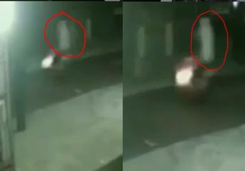 Bikin Merinding, Viral Rekaman CCTV Diduga Penampakan Pocong yang Dibonceng Seorang Pengendara Motor dengan Posisi Berdiri, Bikin Satpam Pabrik ini Lari Terbirit-Birit hingga Alami Kejadian Ini
