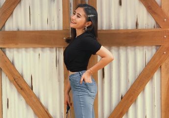 Anti Boring! Prilly Latuconsina Punya 3 Gaya Simpel Chic Cukup dengan 1 Slip On Motif Checkered, Lho!