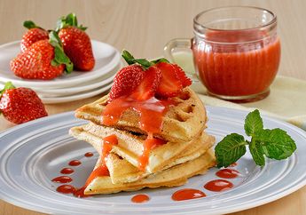 Resep Waffel Saus Stroberi Enak Untuk Sarapan Mewah Besok Pagi