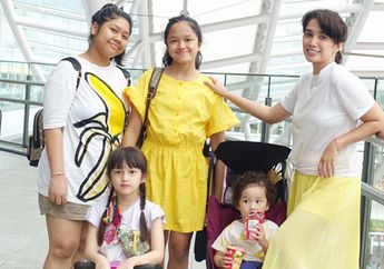 7 Fashion Kompak Bareng Mama Ala 4 Anak Ussy Sulistiawaty, Amel, Ara, Elea & Sheva!