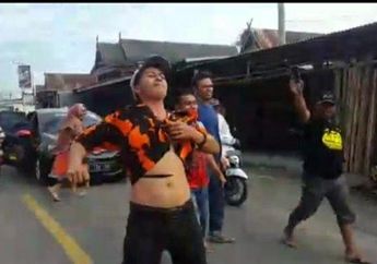 Protes Program Relokasi Pemerintah, Seorang Pria Lakukan Aksi Menyayat Tubuh dan Lidahnya Sendiri dengan Parang di Depan Umum