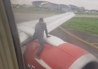 Viral! Beredar Video Aksi Nekat Seorang Pria Panjat Sayap Pesawat yang Akan Lepas Landas