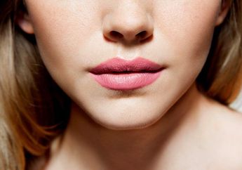 Punya Bibir Hitam? Ini 5 Warna Lipstik yang Paling Cocok Buat Kita!