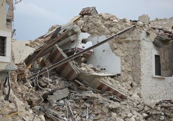 Gempa Kecil Terus Melanda, Warga Bogor Takut Rumah Bakal Roboh. Apa Penyebab Gempa Itu Terus Muncul Hingga 76 Kali?