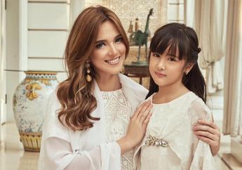 Suka Dandani Anak, Foto Nia Ramadhani dan Putrinya Saat Makan Es Krim Jadi Sorotan, ‘OMG Hak Sepatunya Mika’