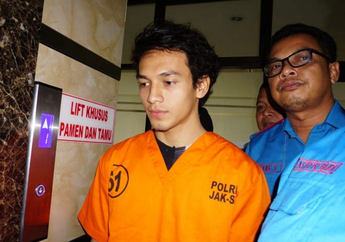 Pakai Baju Tahanan, Ini Penampilan Pertama Jefri Nichol Setelah Ditangkap Karena Kasus Narkoba!