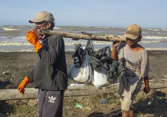 Foto-foto Buktikan Pantai Wisata Rusak oleh Minyak Mentah yang Tumpah. Bencana Ekologis Ancam Pesisir Karawang!