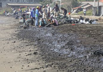 Pipa Minyak Pertamina Bocor di Pesisir Pantai Karawang, Tambak Warga Terancam. Foto-foto Ini Beri Ceritanya