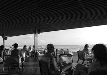 Gunakan Format Hitam Putih, Foto-foto Senja di Pantai Seminyak Bertambah Syahdu