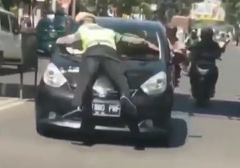 Viral Polisi Gelantungan di Kap Mesin Mobil, Diduga Gegara Pengendara Mobil Menolak Ditilang