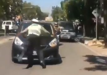 Tak Hiraukan Polisi, Pengendara Mobil Ini Terus Melaju Kencang Bak Film Action, Netizen: Pelit Amat, Suruh Duduk Dalam Kek!