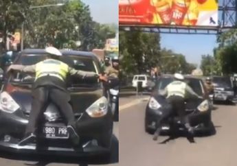 Bak Film Action, Aksi Polisi di Bandung Ini Viral Lantaran Menilang Pengendara yang Tak Mau Berhenti Hingga Tertabrak Lalu Tersangkut di Kap Mobilnya