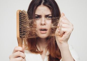 Jadi Masalah Hampir Setiap Wanita, Begini Cara Atasi Rambut Rontok