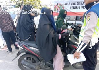Hijaber Jangan Nggak Pakai Helm Saat Kendarai Motor, Dendanya Lebih Mahal Dari Perawatan Rambut