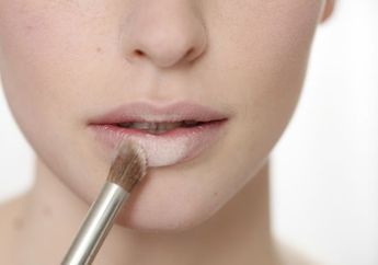 Concealer Jadi Jawaban Warna Lipstik Tetap Menawan Buat Bibir Gelap!
