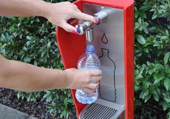 Sering Isi Ulang Air Pakai Botol Plastik? Stop Mulai Sekarang Karena Bahayanya Enggak Main-main!