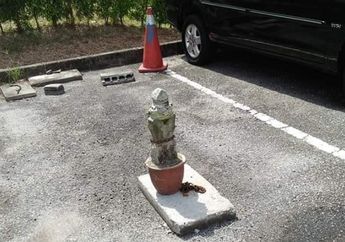 Penampakan Batu Nisan di Tempat Parkir, Awalnya Bikin Merinding Lama-Lama Ngeselin