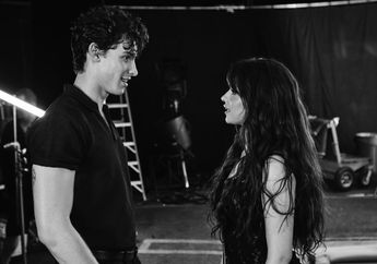 Shawn Mendes dan Camila Cabello Ketahuan Pakai Gelang Couple Khusus Pasangan LDR Nih