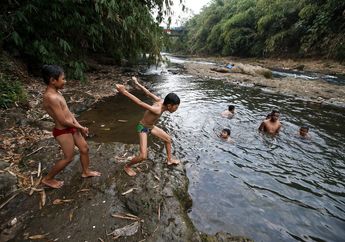 Tak Peduli Air Tercemar, Foto-foto Anak-anak Riang Berenang di Ciliwung Bikin Kita Getir!
