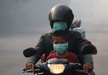 Asap Pekat Kebakaran Ganggu Aktivitas Warga Aceh, Petugas Kesehatan Bagikan Masker. Foto-foto Ini Buktinya