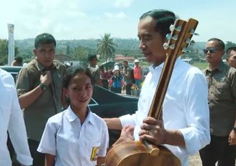 Demi Beri Gitar Buatan Sang Ayah untuk Jokowi, Siswi SMP di Samosir Nekat Berlari Tembus Paspampres