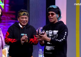 Dompet Butut Hotman Paris 'Digrebek' Atta Halilintar, Isinya Tebal Hingga Jumlah Uang Tunainya Mencapai Puluhan Juta Rupiah!