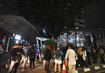 Gempa Banten Bikin Panik, Warga Jakarta Berhamburan dari Gedung Tinggi Hingga Orang Banten Keluar Bawa Infus. Lihat Rekaman Fotonya!