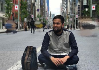 Nongkrong di Depan Gerobak, Teuku Wisnu Disangka Tukang Es Doger oleh Bocah Lewat: Apa Tampangku Pas Ya?