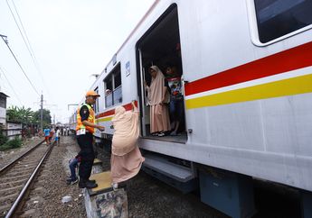 Listrik Padam, Ratusan Penumpang KRL Jalan Kaki. Ada 7 Kereta yang Berhenti di Tengah Jalan. Foto-foto Ini Jadi Buktinya!