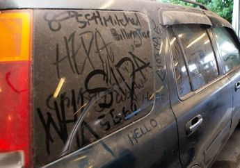 Setahun Ditelantarkan di Parkiran Rumah Sakit hingga Lusuh, Mobil Ini Ketahuan Berisi Benda-Benda Tak Teduga!