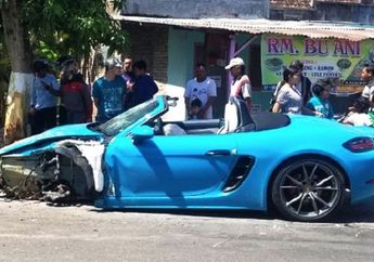 Gegara Kakek Pengendara Skutik Lakukan Hal Ini, Porsche Milyaran Rupiah Ringsek Parah