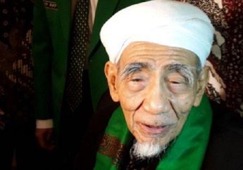Mengenang KH Maimun Zubair, Tetap Taati Aturan Lalu Lintas Meski Duduk Dalam Mobil Polisi Saat Menuju Bandara Semarang