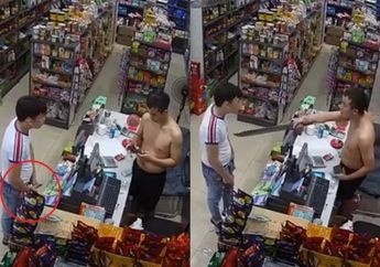 Apes! Niat Rampok Minimarket Pakai Pisau Kecil, Maling Ini Langsung Loyo Lihat Pemilik Toko Balik Menodongnya dengan Golok Panjang