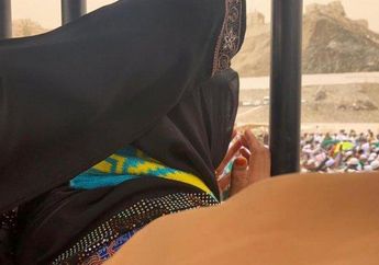 Lepaskan Suami ke Peristirahatan Terakhir, Istri Mbah Moen Tak Diperkenankan Masuk Ma'la dan Hanya Bisa Melihat dari Jarak Jauh