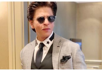 Bukan Bunga atau Tarian, Shah Rukh Khan Disambut Ular Raksasa saat Tiba di Australia!