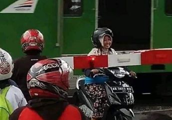 Kendarai Yamaha Mio Emak-Emak Terjebak Antara Kereta Api yang Lewat dan Palang Pintu, Lihat Deh Ekspresinya