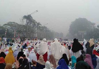 Kabut Asap Dampak Kebakaran Hutan dan Lahan Tak Surutkan Semangat Umat Muslim Laksanakan Salat Id. Foto-Foto Ini Buktinya