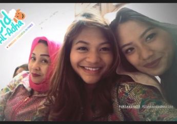 Kece! Kepoin Gaya Amel Carla & Keluarga Kompak Pakai Batik Saat Idul Adha di Perancis!